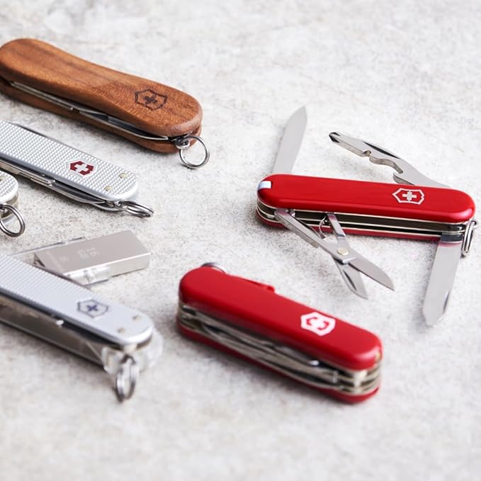 Victorinox Super Tinker Swiss Army Knife, 14 Function Swiss Made Pocket Knife with Large Blade, 2 Screwdrivers and Multipurpose Hook - Red
